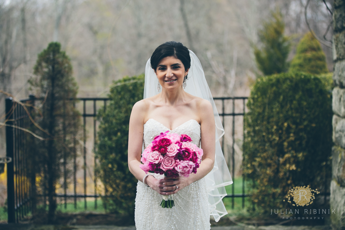 The elegant bride holding bouquet 