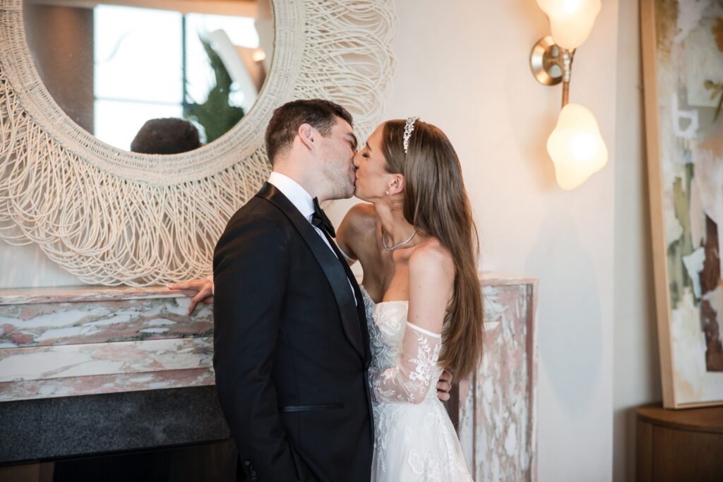 The couple kissing at the round mirror in the lobby of the Wave Resort